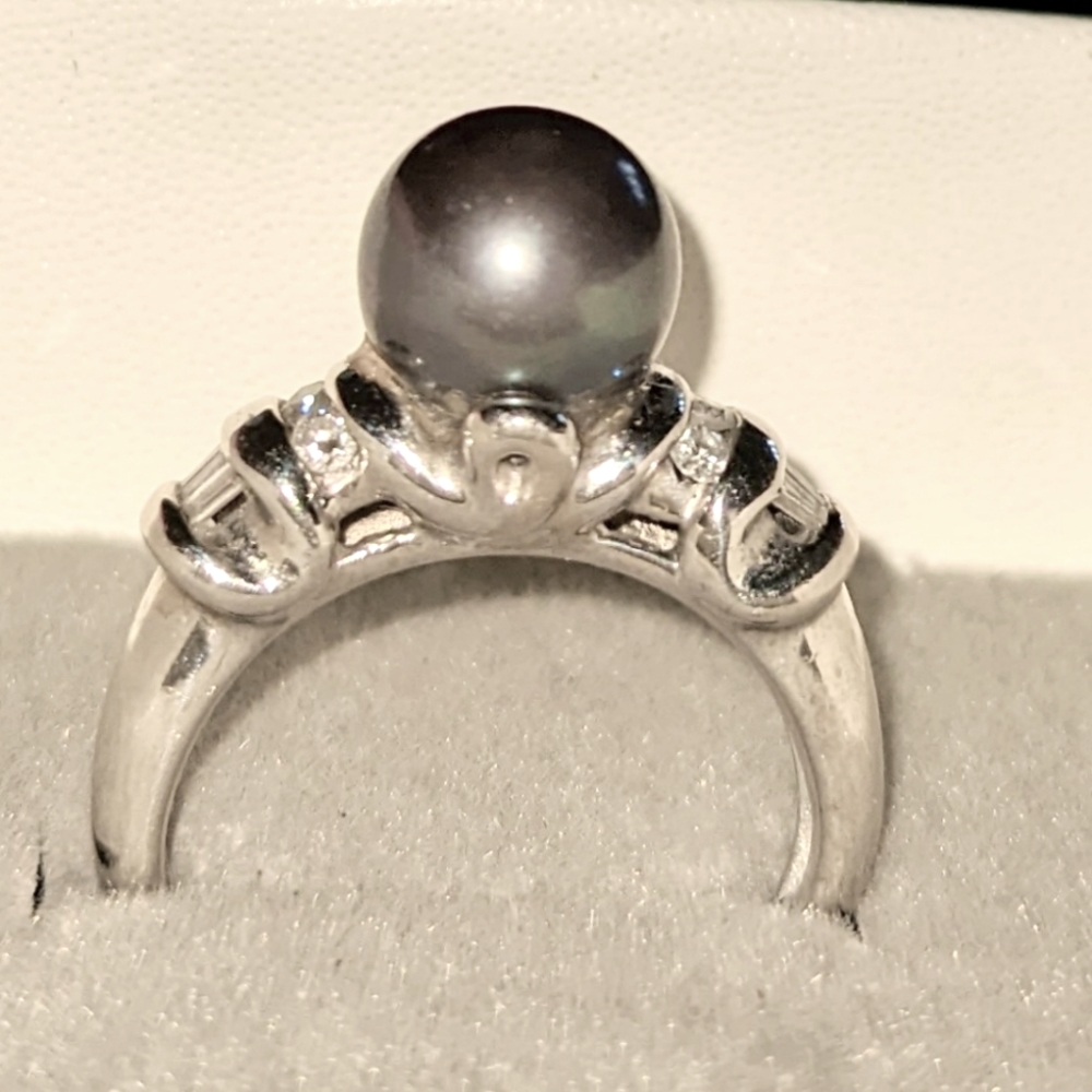 Beautiful black pearl and diamonds ring